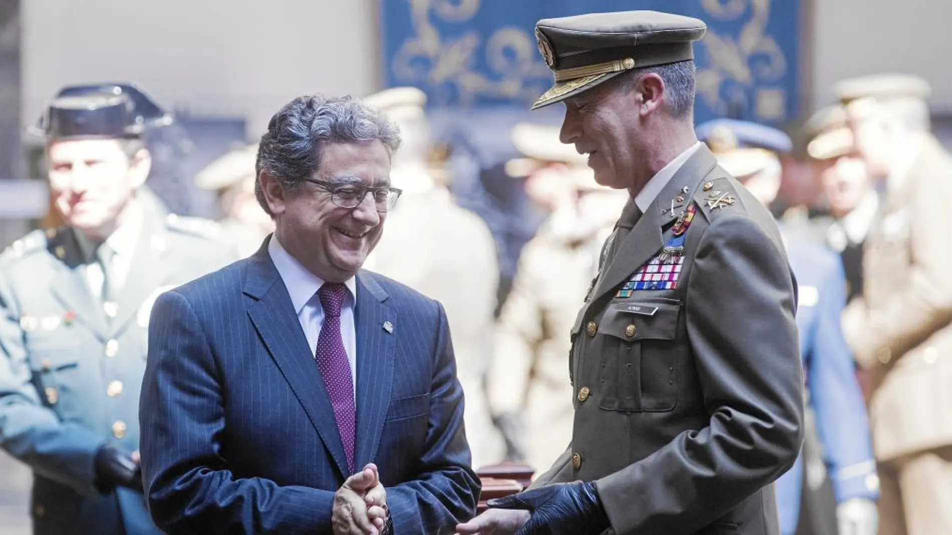 En la imagen, el delegado del Gobierno en Cataluña, Enric Millo, saluda, al inspector general del Ejército, Fernando Aznar, ayer en Barcelona.