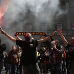 Los taxistas de Barcelona han lanzado bengalas, latas y botes de humo contra el Ayuntamiento de Barcelona