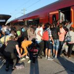 Varios refugiados procedentes de Hungría se suben a un tren con destino a Alemania en la estación de Viena Westbahnhof en Viena.