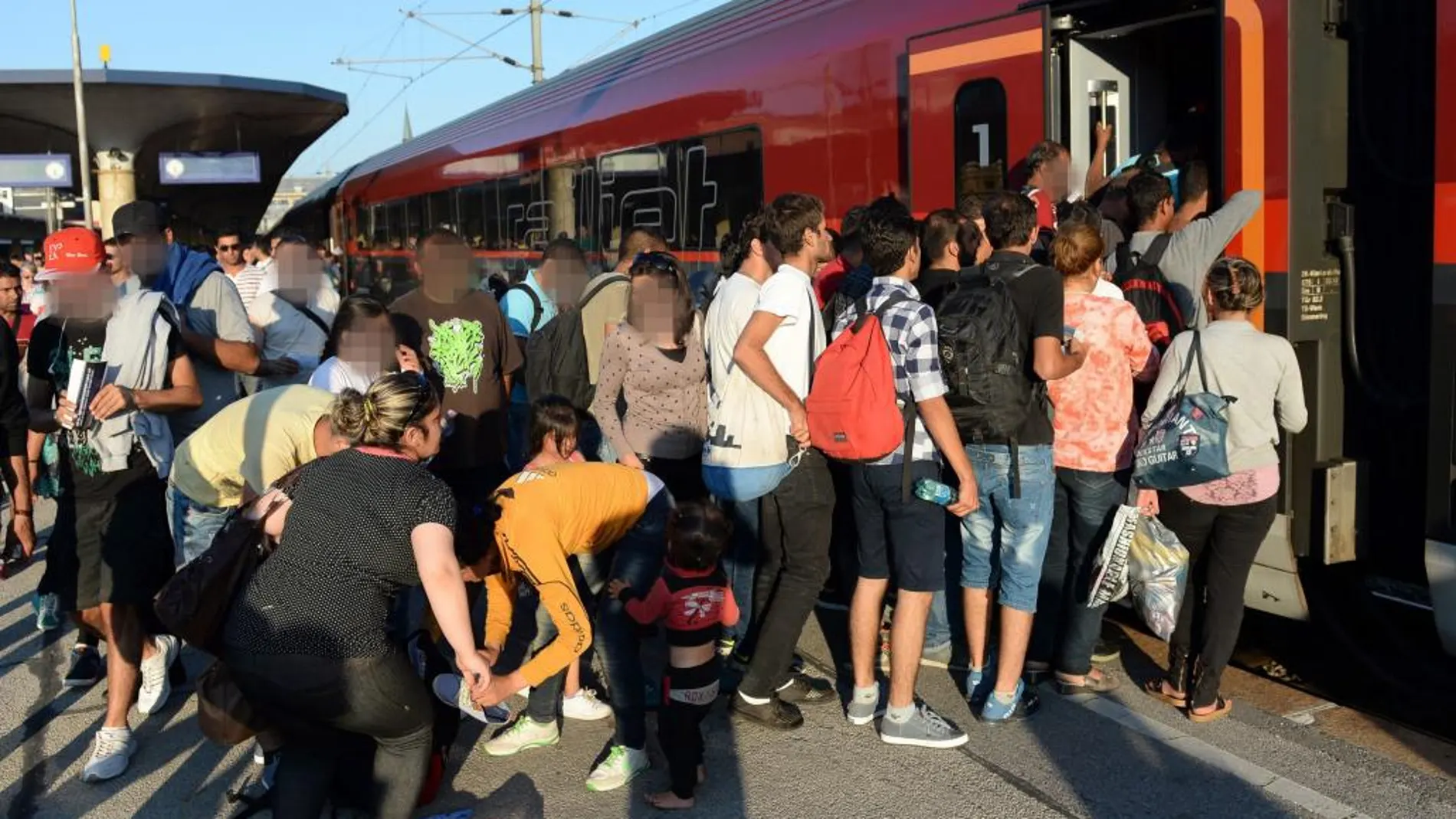 Varios refugiados procedentes de Hungría se suben a un tren con destino a Alemania en la estación de Viena Westbahnhof en Viena.
