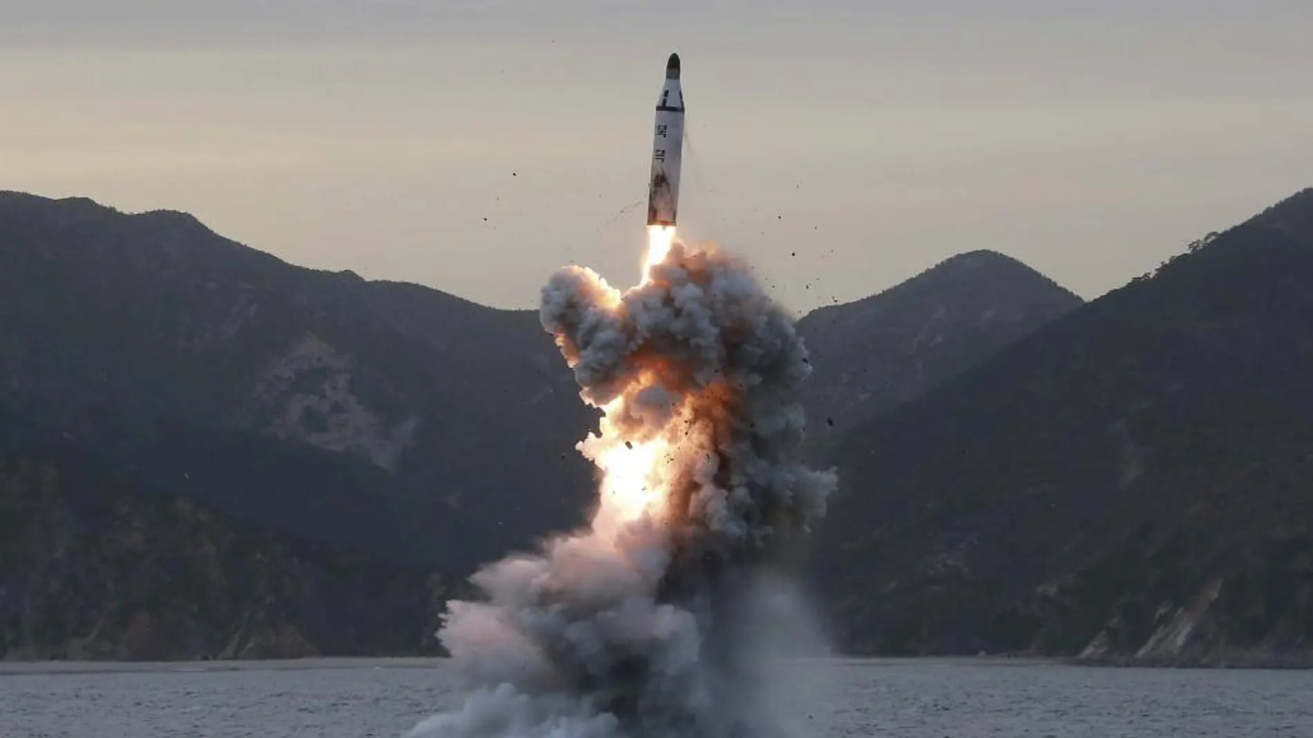 Imagen del lanzamiento del misil facilitada por la Agencia de Noticias de Corea del Norte