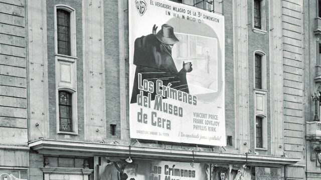 El cine Avenida, hoy convertido en una tienda de ropa, con el cartel de «Los crímenes del Museo de Cera» (1953), de André De Toth
