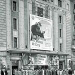 El cine Avenida, hoy convertido en una tienda de ropa, con el cartel de «Los crímenes del Museo de Cera» (1953), de André De Toth