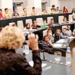 Carmena escuchó ayer las propuestas de más de cien niños que participaron en el Pleno infantil por el Día de la Infancia