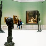 Cuatro piezas de Giacometti centran la atención de la sala de «Las meninas»: sus obras se miden con el conde duque de Olivares, Felipe IV o Mariana de Austria. Foto: Cristina Bejarano