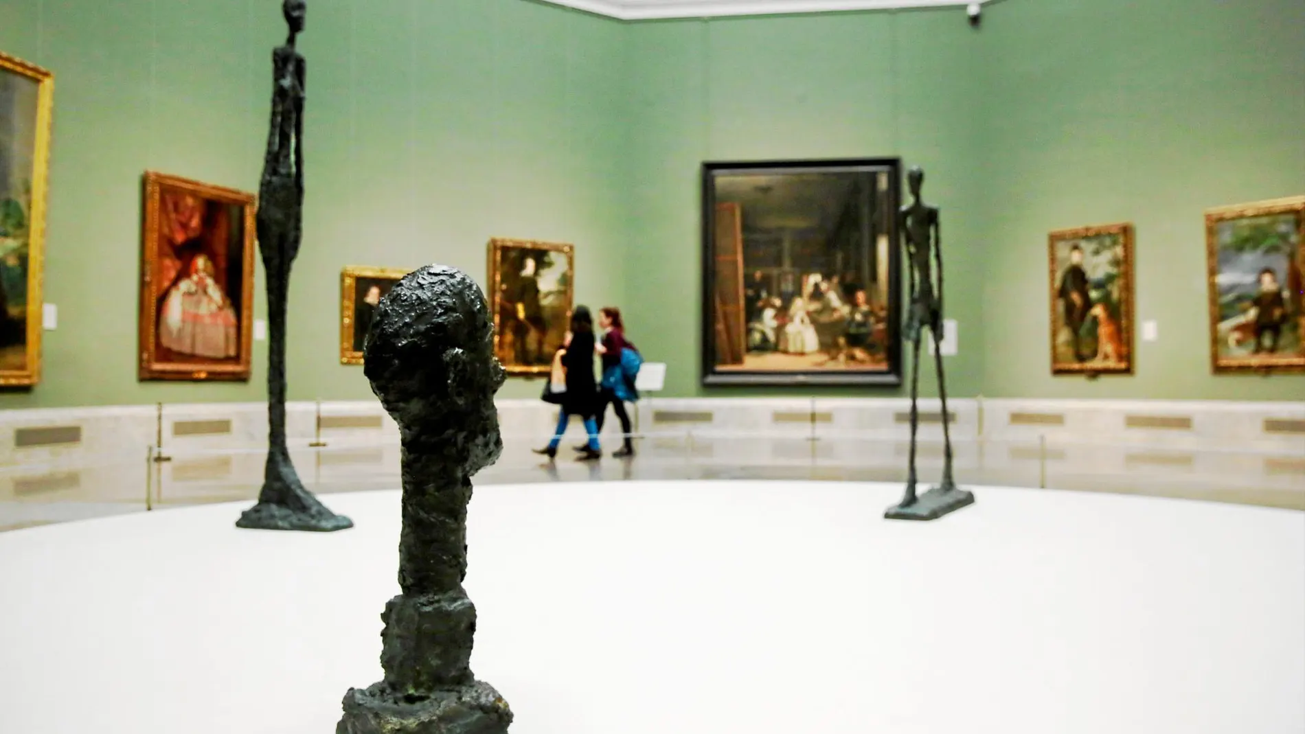 Cuatro piezas de Giacometti centran la atención de la sala de «Las meninas»: sus obras se miden con el conde duque de Olivares, Felipe IV o Mariana de Austria. Foto: Cristina Bejarano