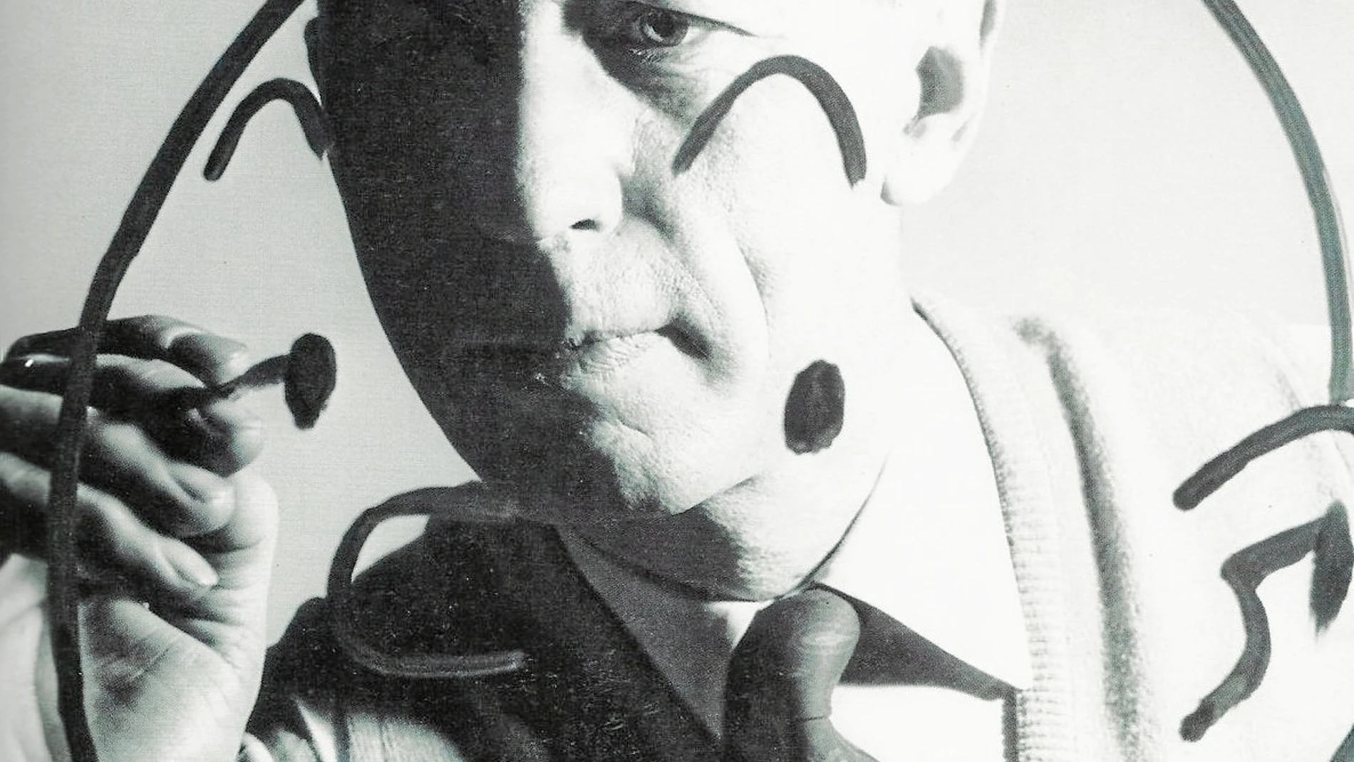 George Remi, conocido como Hergé, dibujando al universal Tintín