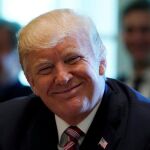 Donald Trump sonríe durante una reunión con miembros de su gabinete hoy en la Casa Blanca.