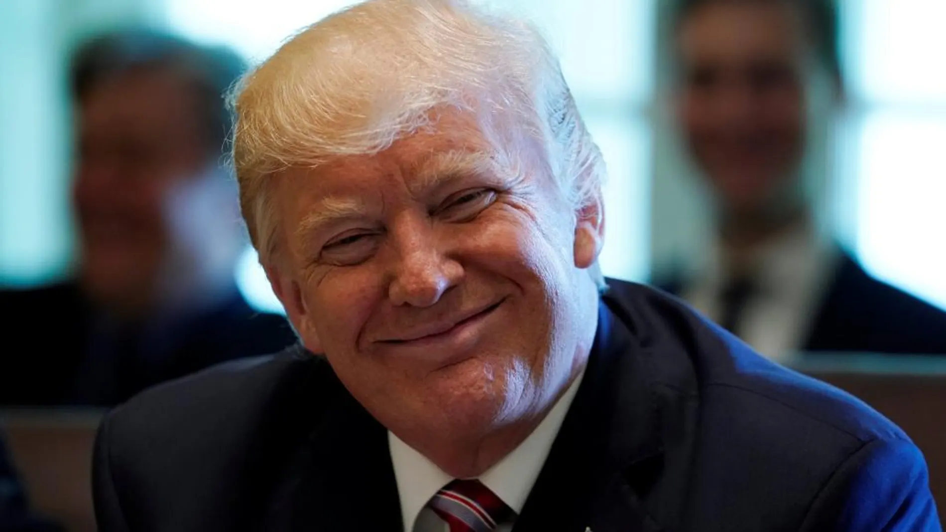 Donald Trump sonríe durante una reunión con miembros de su gabinete hoy en la Casa Blanca.
