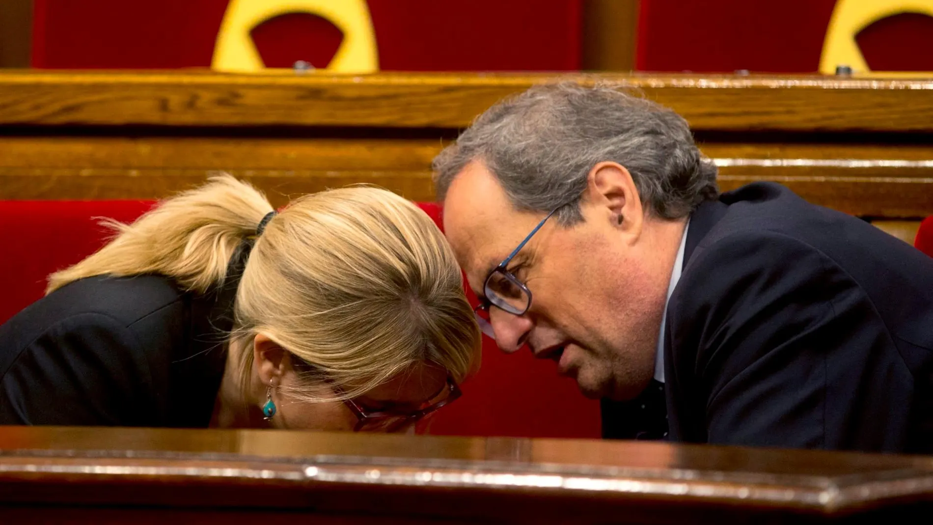 El presidente de la Generalitat, Quim Torra, conversa con la portavoz del Govern, Elsa Artadi. EFE/Quique García