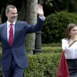 Los Reyes a su llegada a la Biblioteca Nacional para inaugurar la exposición "Scripta", en la que la Universidad de Salamanca