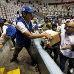 Funcionarios del Consejo Nacional Electoral (CNE) participan en el recuento de votos de la segunda vuelta de las pasadas elecciones presidenciales ayer