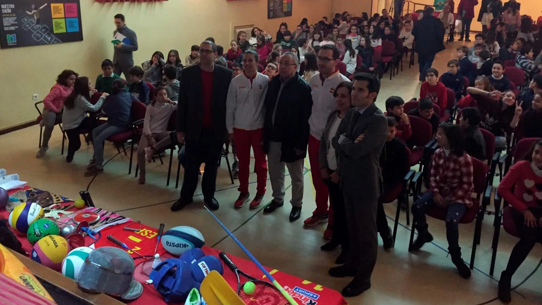 El director general de Deportes, Alfonso Lahuerta, presente el proyecto en el colegio El Pilar de Valladolid