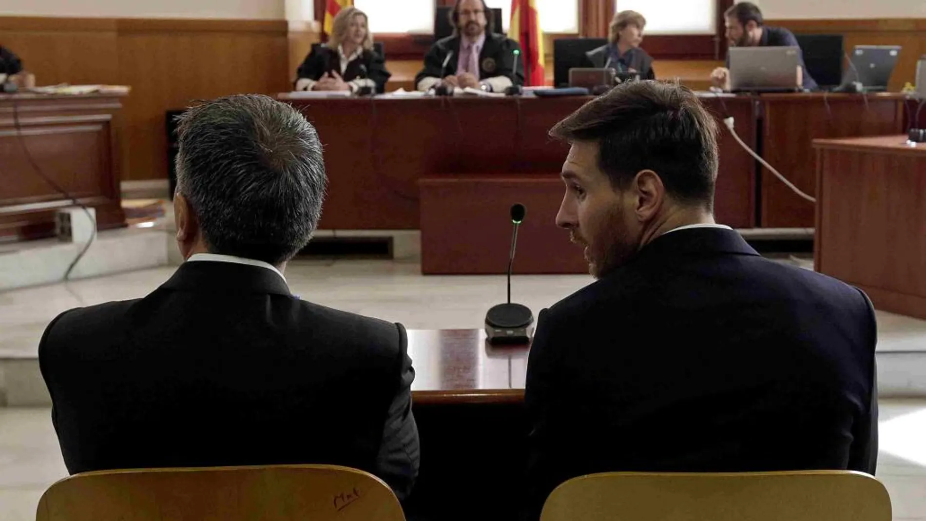 Leo Messi y su padre en el juzgado en Barcelona el pasado 2 de junio.