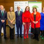 De izquierda a derecha, Manuel Rubio González, Fernando Río, Milagros Marcos, Javier Ortega Álvarez, Silvia Clemente, la premiada Mariángeles García, Arantxa Jiménez y Amelia Aguado