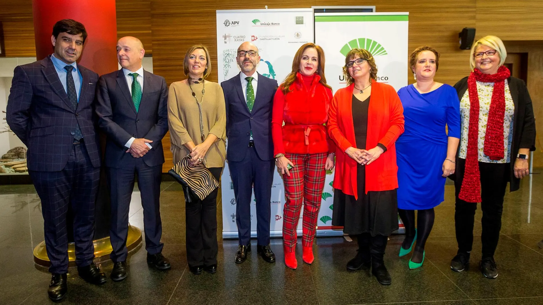 De izquierda a derecha, Manuel Rubio González, Fernando Río, Milagros Marcos, Javier Ortega Álvarez, Silvia Clemente, la premiada Mariángeles García, Arantxa Jiménez y Amelia Aguado