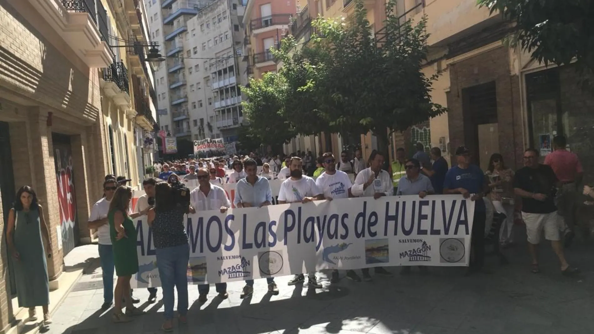Vecinos de varios municipios costeros se manifiestan para «salvar las playas» de Huelva