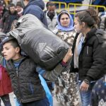 Más refugiados sirios llegan, ayer, al puerto griego del Pireo, próximo a Atenas, a bordo del ferry Tera Jet