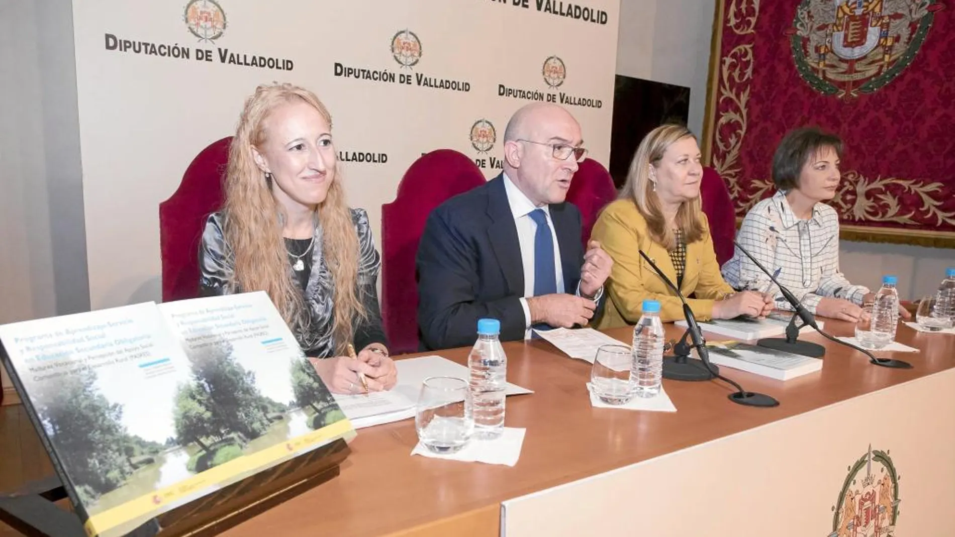 Jesús Julio Carnero, Pilar del Olmo junto a la autora y codirectora de la tesis