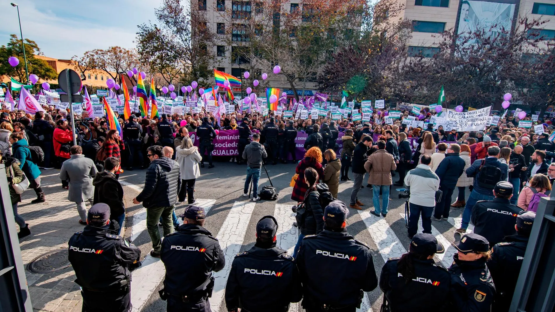 Cientos de manifestantes durante la movilización convocada ayer por colectivos feministas frente al Parlamento de Andalucía. EFE/ Raúl Caro