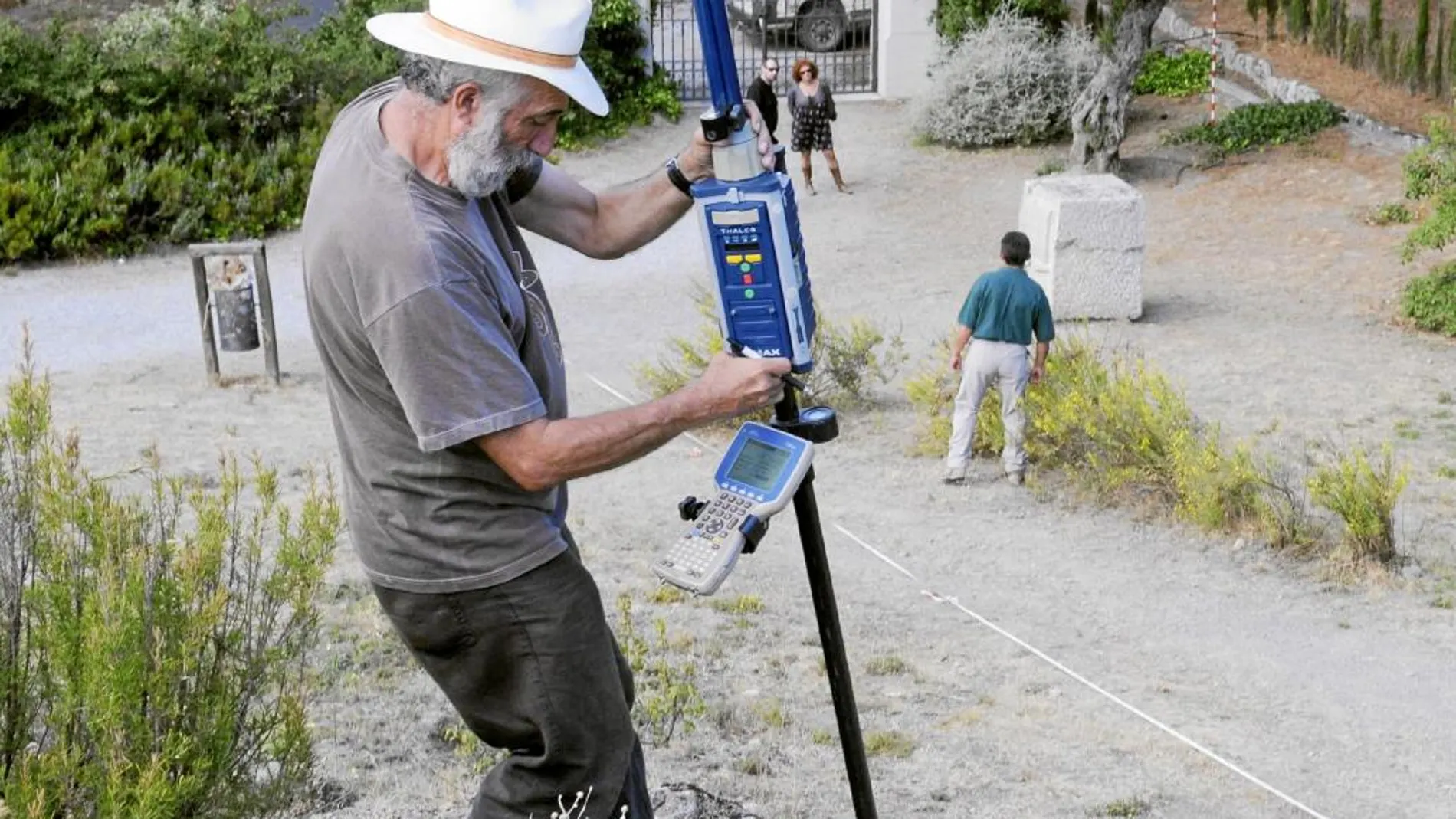 Geofísicos realizan catas en el parque Federico García Lorca de la localidad de Alfacar en 2009