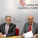 El director de Producción Agropecuaria, Jorge Llorente, junto a Luciano Díez durante la firma del acuerdo