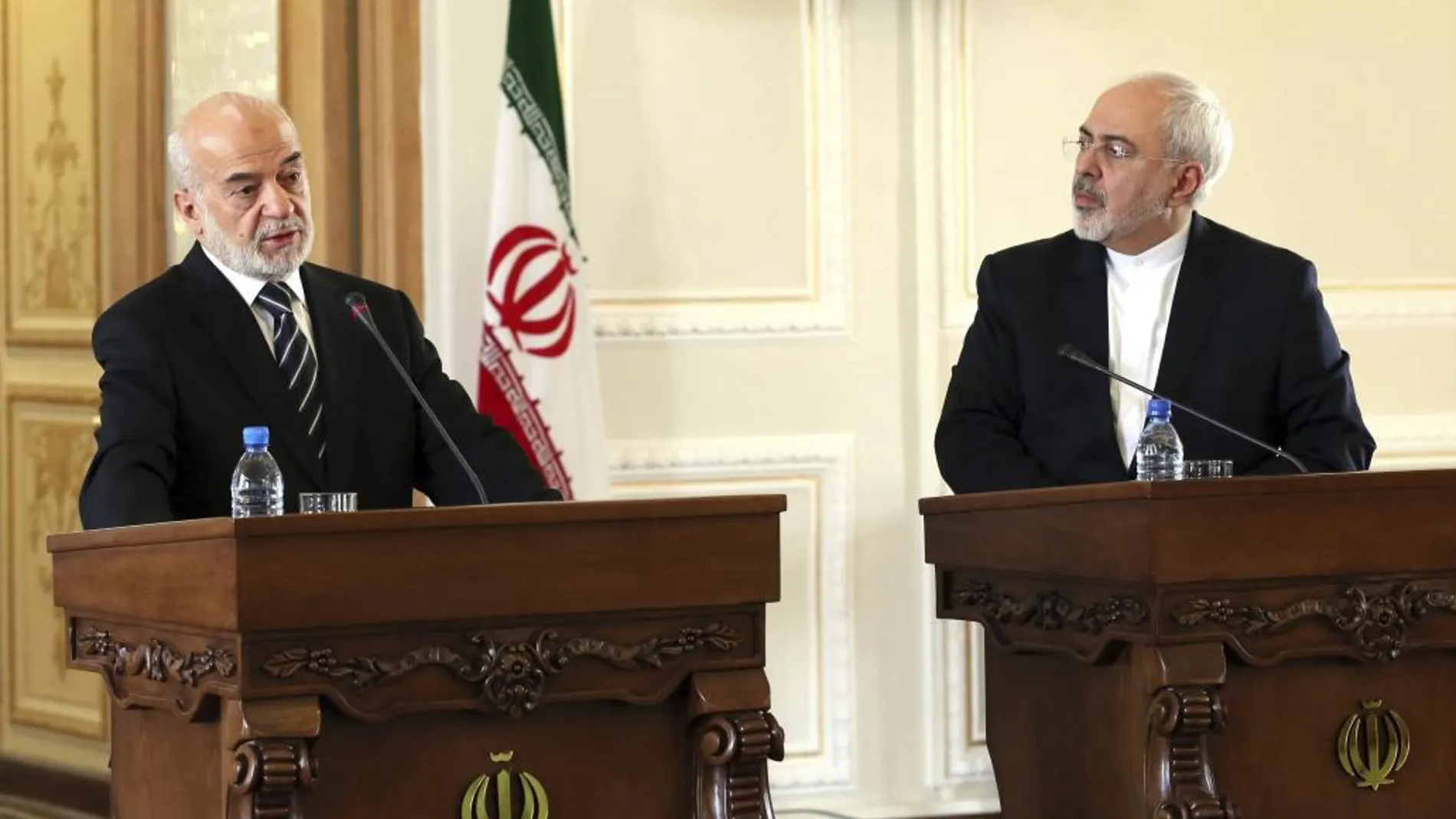 El ministro de Exteriores iraní, Mohamad Javad Zarif, y su homólogo iraquí, Ibrahim al Jafari