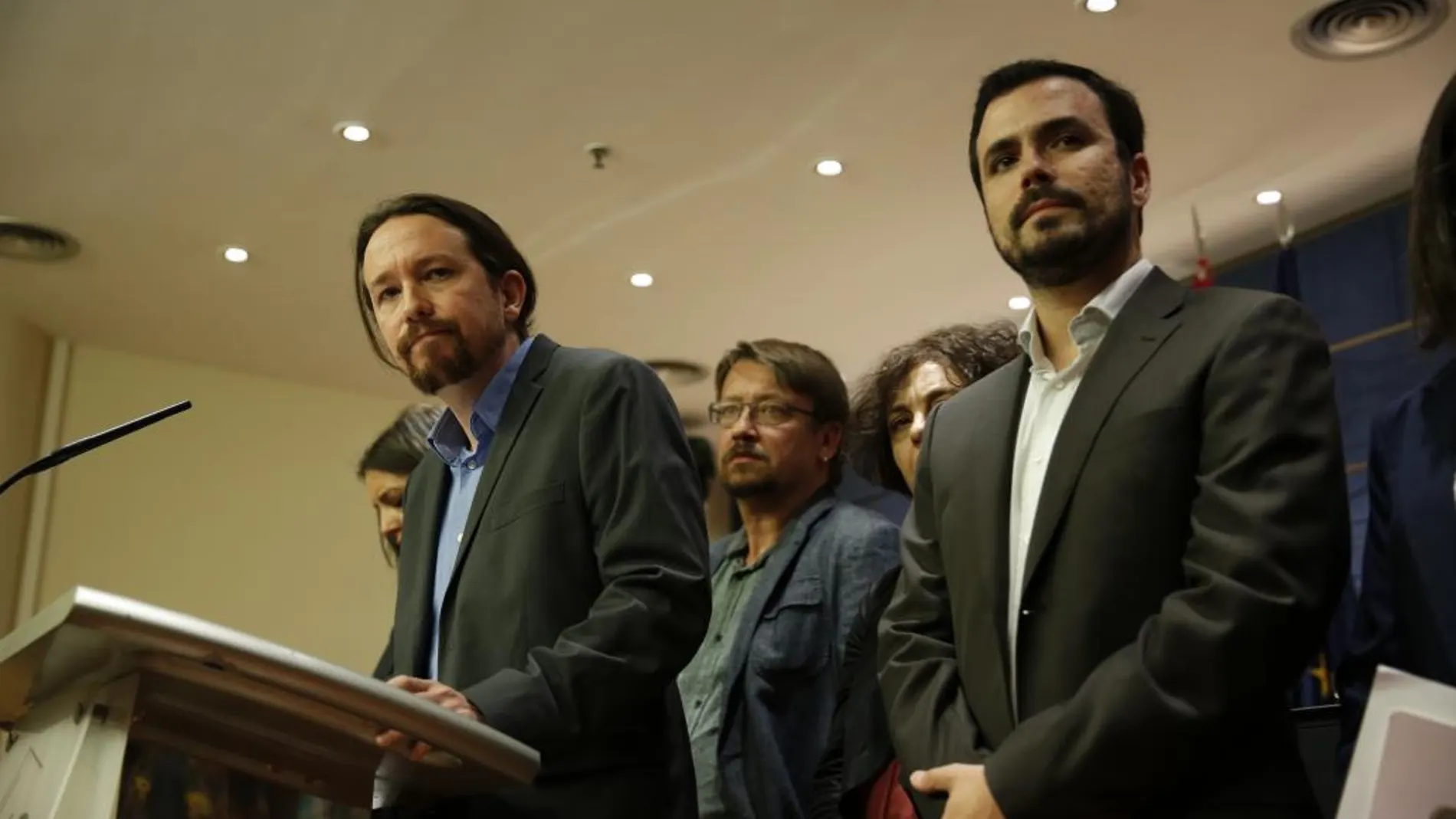 El secretario general de Podemos, Pablo Iglesias (d), y el líder de IU, Alberto Garzón