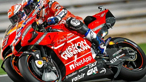 Márquez y Dovizioso, pegados en la última curva. Dos piezas en la rueda delantera y trasera de la Ducati de Dovi pusieron en peligro su triunfo, aunque al final la reclamación fue descartada