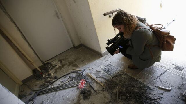 Destrozos en el pasillo del apartamento de Clapiers donde fue detenido uno de los presuntos terroristas