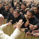 El Papa Francisco (d), saluda a los participantes del 28 Curso Anual del Foro Internacional organizado por la Penitenciaría Apostólica,