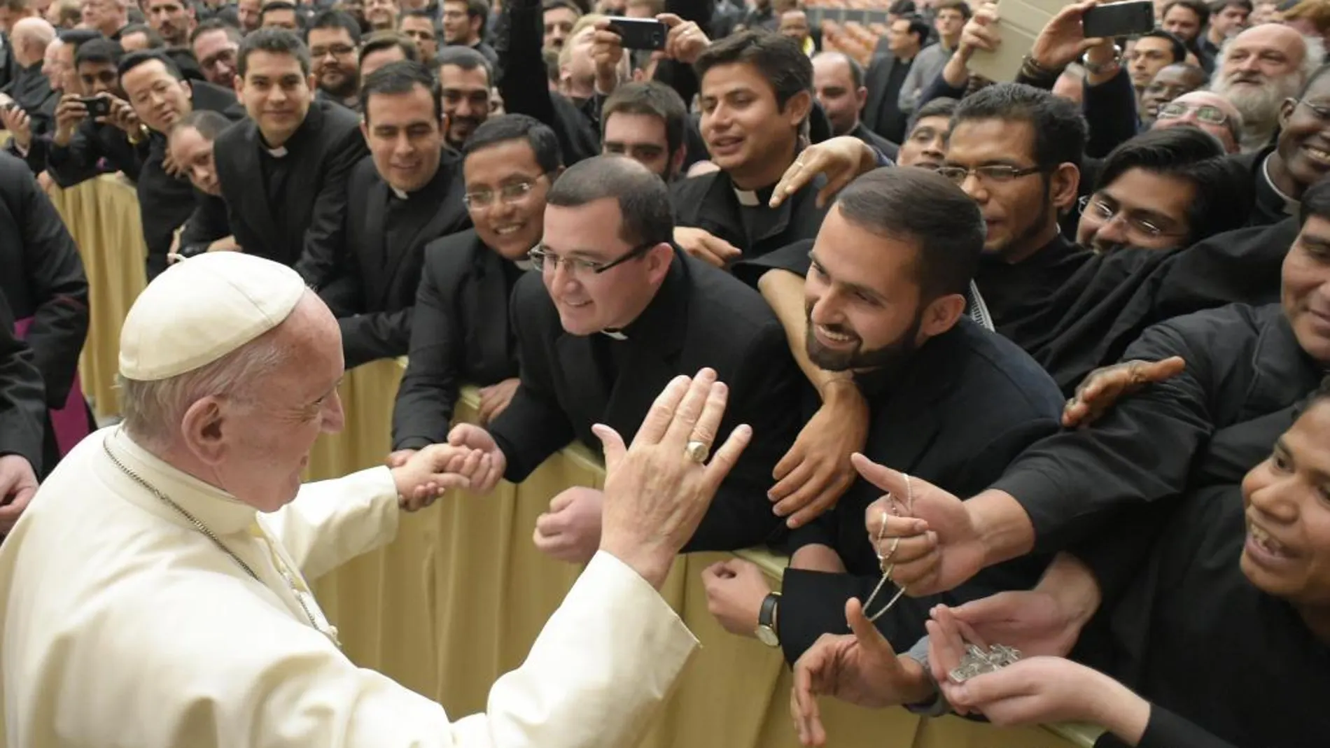 El Papa Francisco (d), saluda a los participantes del 28 Curso Anual del Foro Internacional organizado por la Penitenciaría Apostólica,