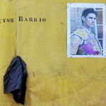 Un capote con la foto de Barrio y un crespón negro