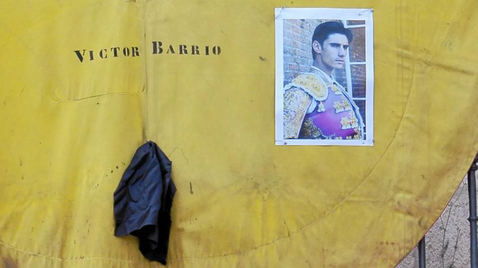 Un capote con la foto de Barrio y un crespón negro
