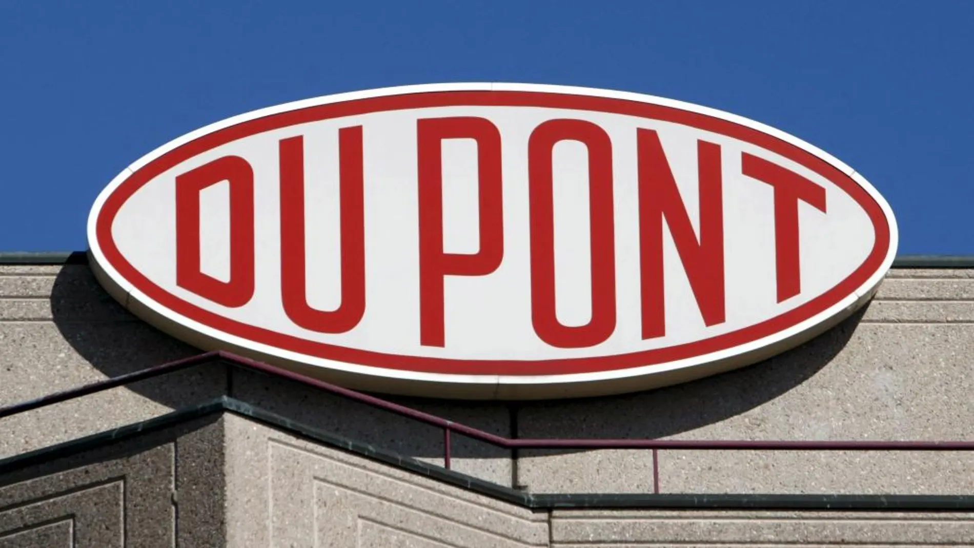 Logo de DuPont en una de sus sedes en Ginebra.