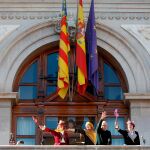 El alcalde Ribó saluda desde el balcón del Ayuntamiento de Valencia junto a las tres Magas de Invierno- Libertad, Igualdad y Fraternidad