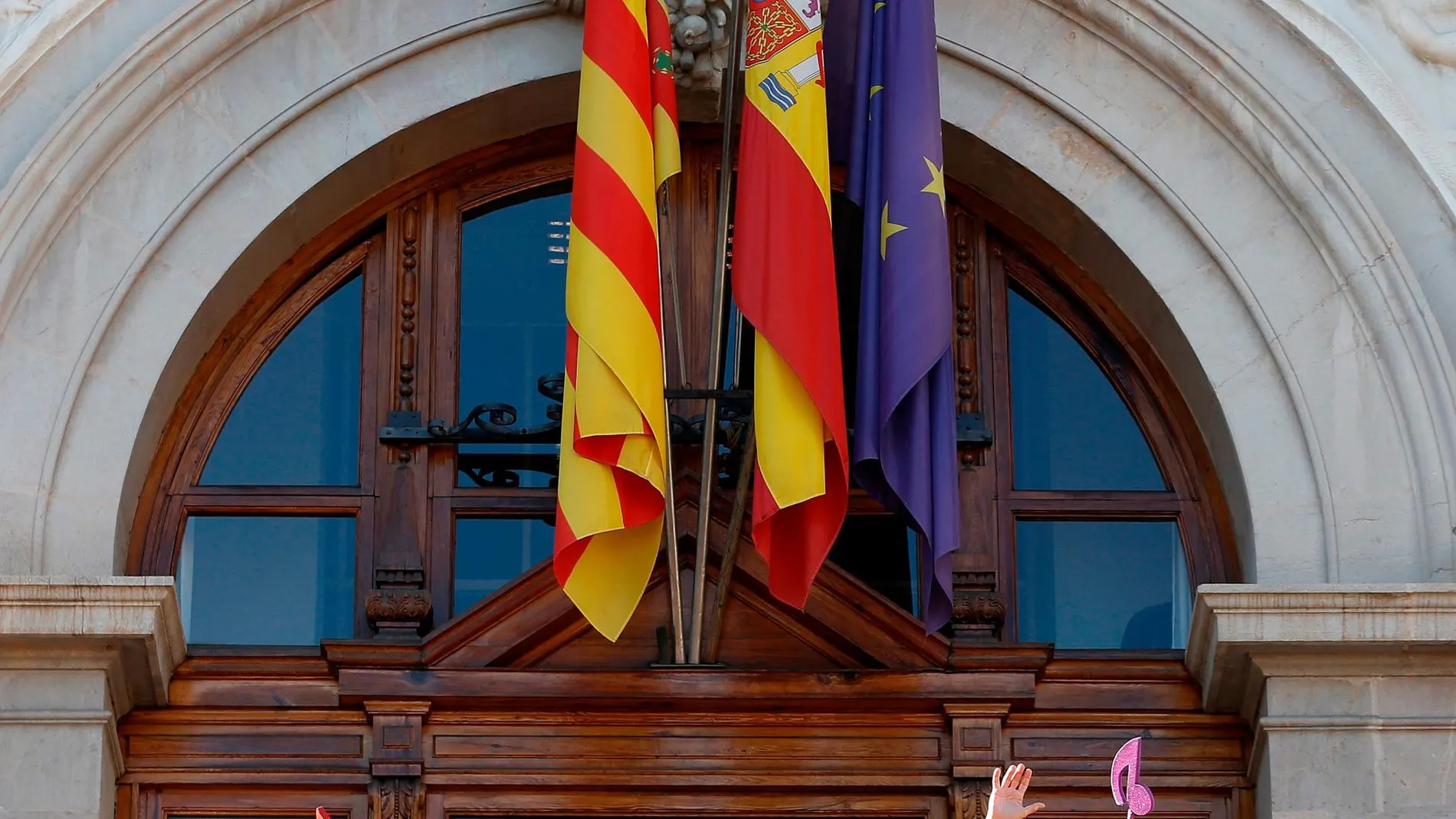 El alcalde Ribó saluda desde el balcón del Ayuntamiento de Valencia junto a las tres Magas de Invierno- Libertad, Igualdad y Fraternidad