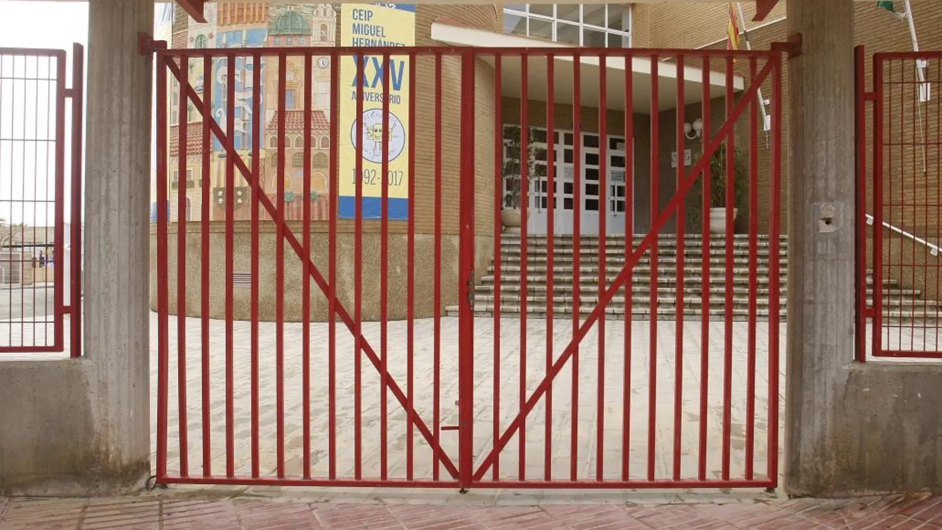 Vista del acceso cerrado a uno de los colegios que han tenido que cerrar por las fuertes lluvias