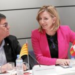 La consejera Alicia García junto al representante de la región de Cataluña, momentos antes del comienzo de la reunión