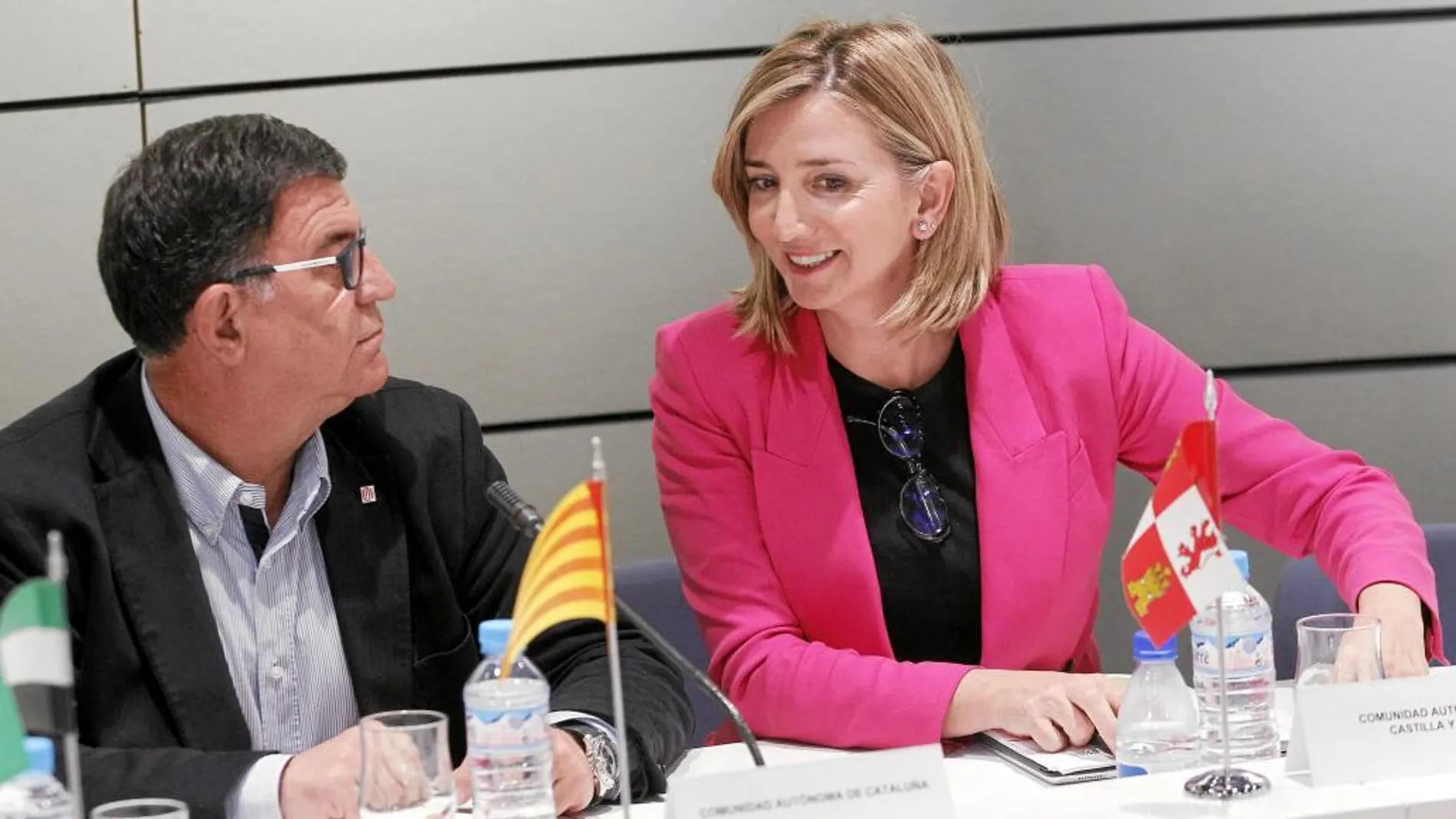 La consejera Alicia García junto al representante de la región de Cataluña, momentos antes del comienzo de la reunión