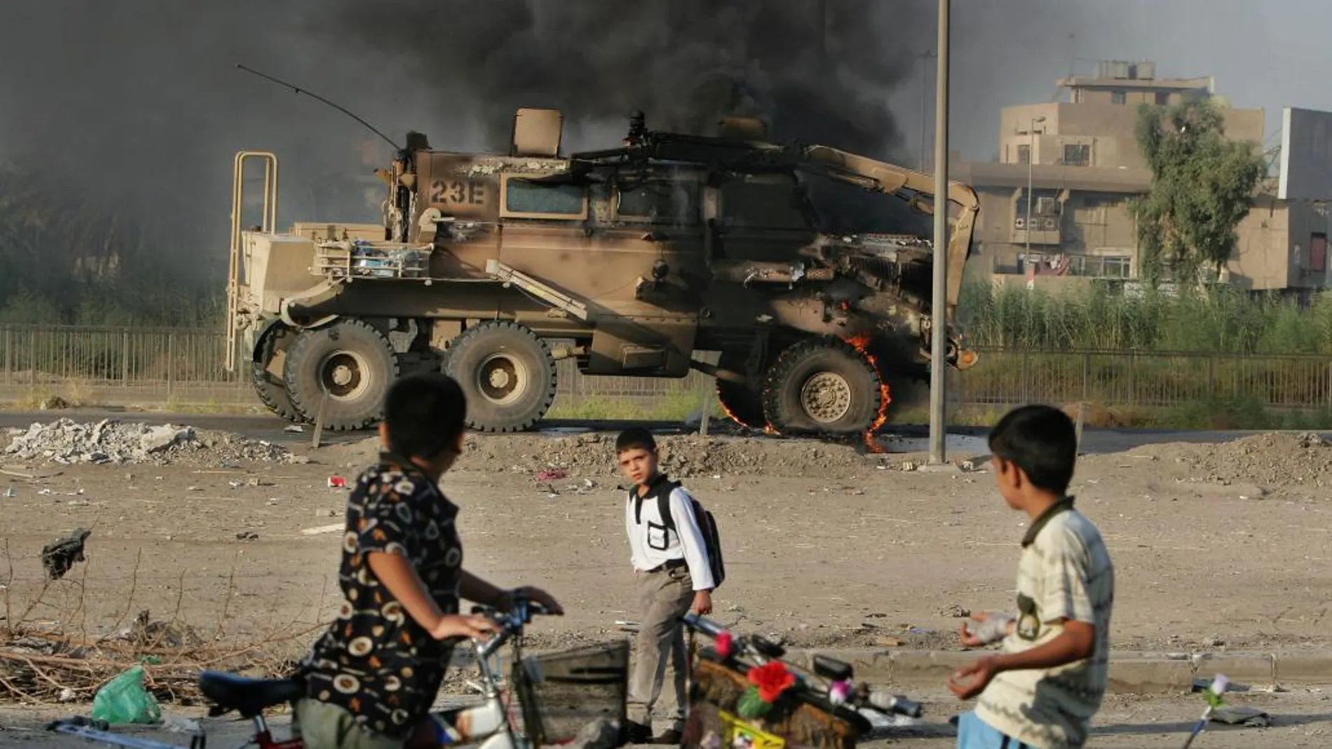 Imagen de archivo de unos niños frente a un tanque americano en Baghdad