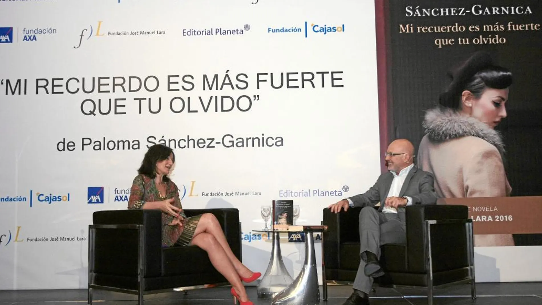 A la izquierda, la autora Paloma Sánchez-Garnica, durante el ameno diálogo sobre el libro y la literatura en general mantenido con el periodista Jesús Vigorra