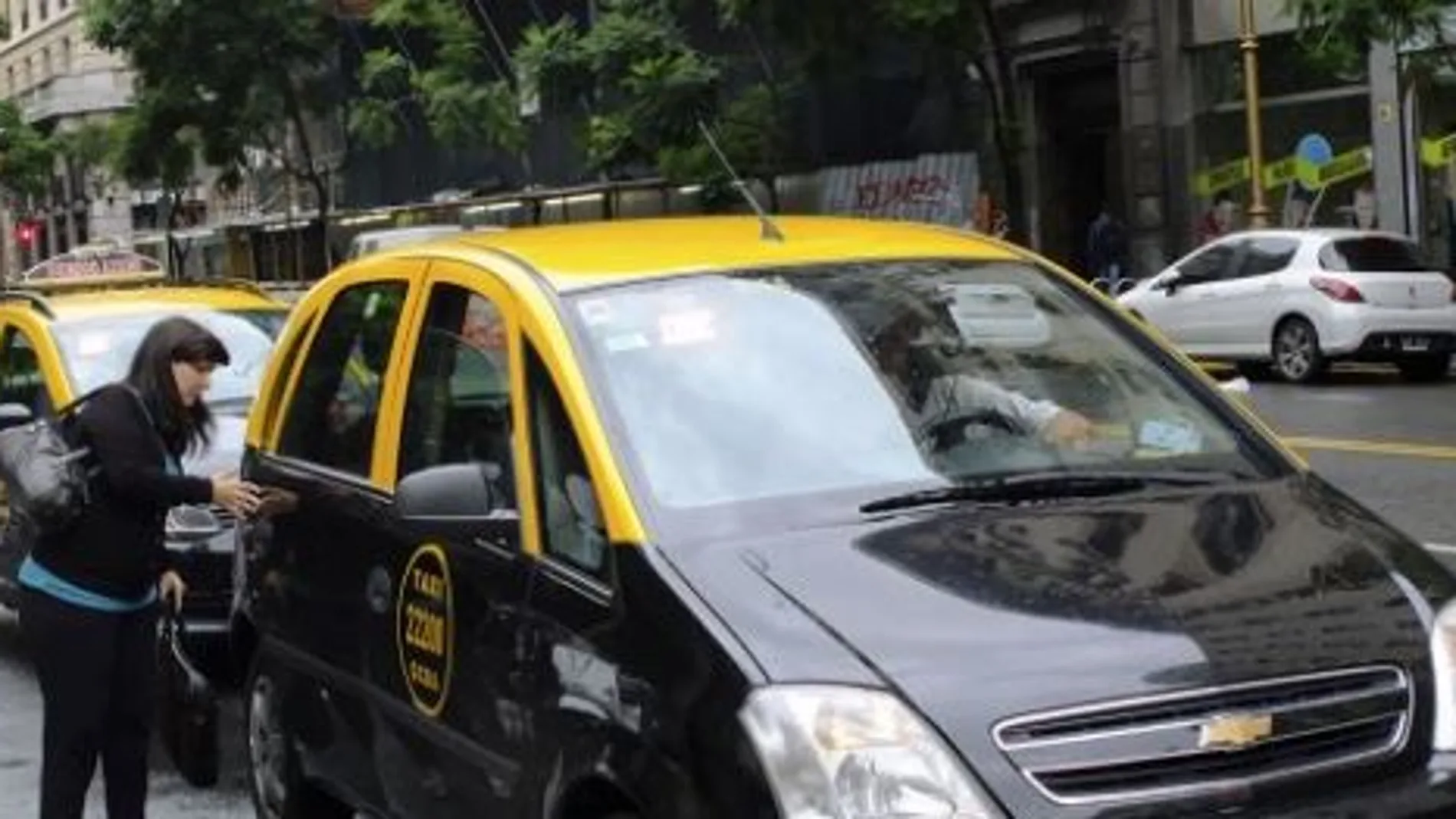 Un taxi en las calles de Buenos Aires