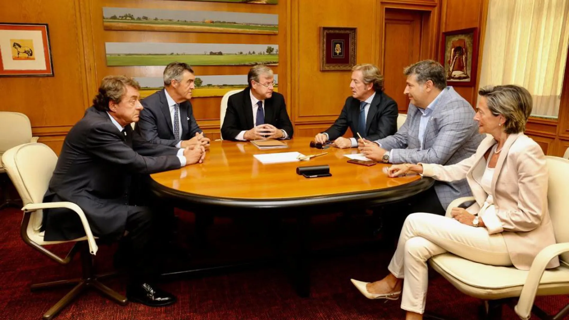 El alcalde de León, Antonio Silván, mantiene un encuentro con responsables de organizaciones empresariales de la capital y la provincia
