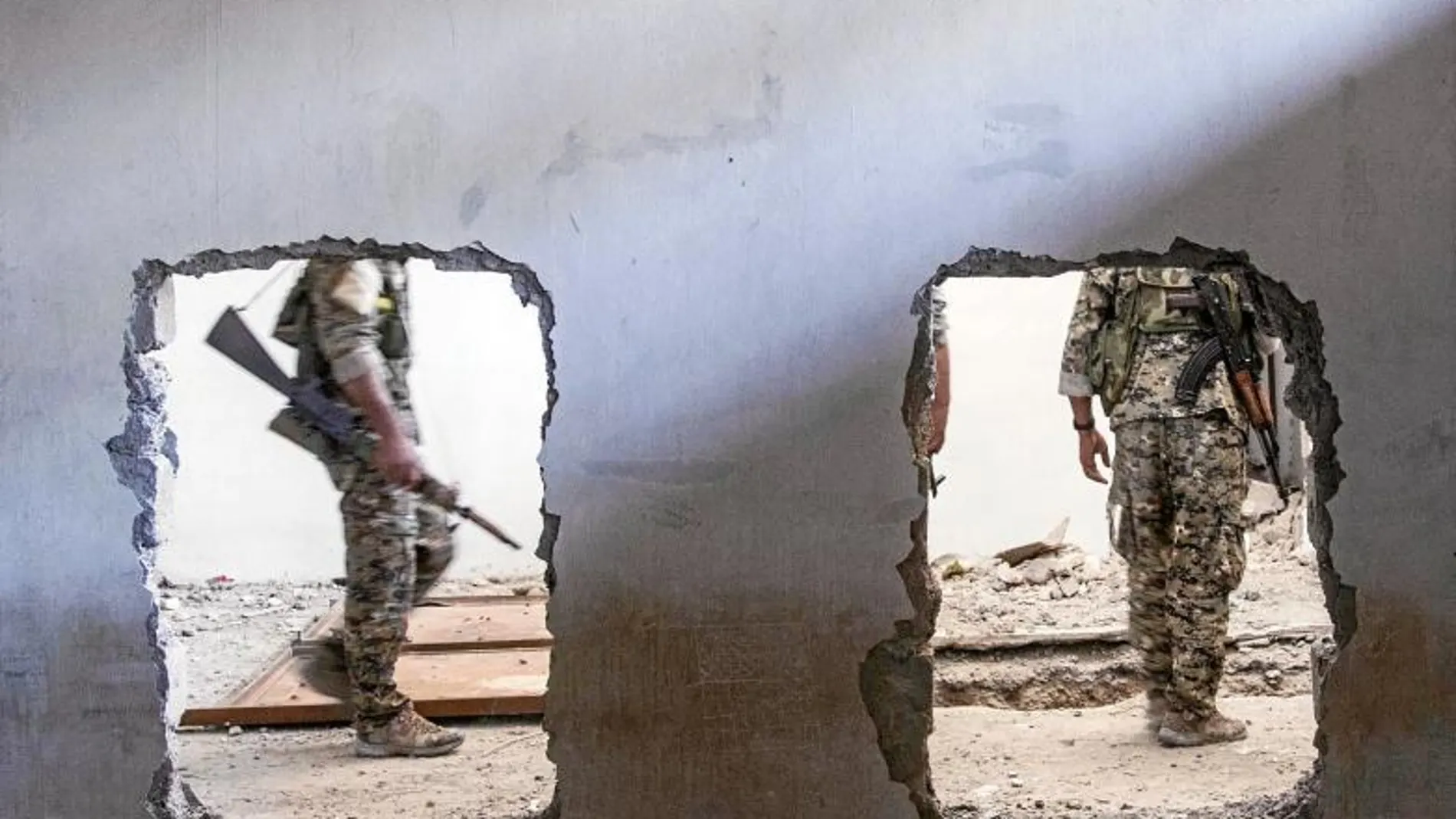 Soldados kurdos revisan el Estadio de Raqa tras la expulsión de los yihadistas del EI
