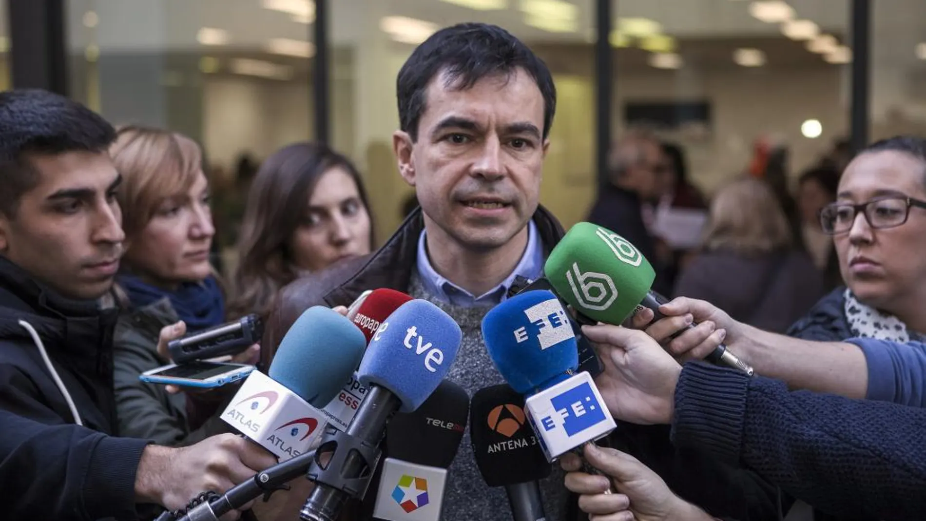 El candidato por UPyD, Andrés Herzog, en declaraciones a los medios.