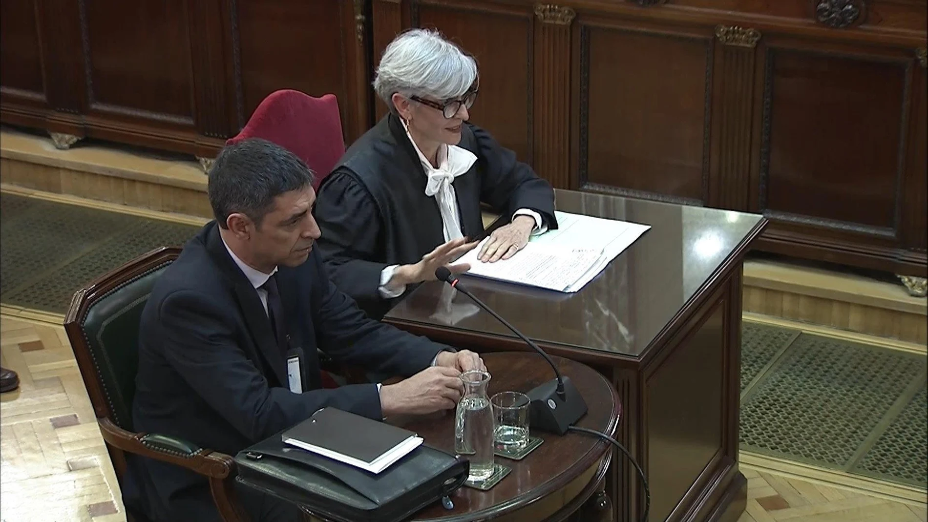 Josep Lluís Trapero, jefe de los Mossos d'Esquadra durante el 1-O, y su abogada, Olga Tubau (d) en la sesión del juicio del "procés"