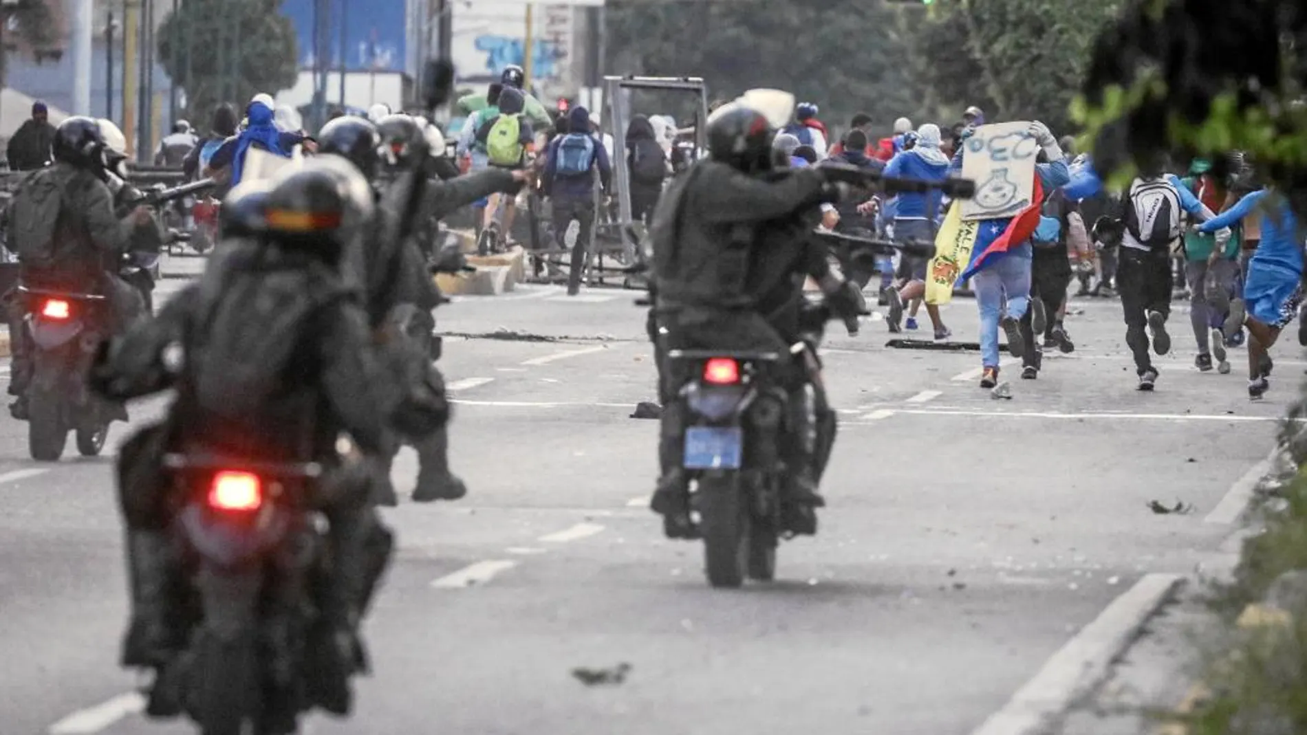 Miembros de la Guardia Nacional Bolivariana se enfrentan a manifestantes opositores en Caracas