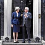 La primera ministra, Theresa May, junto al presidente de la Comisión Europea, Jean-Claude Juncker, ayer, en Downing Street