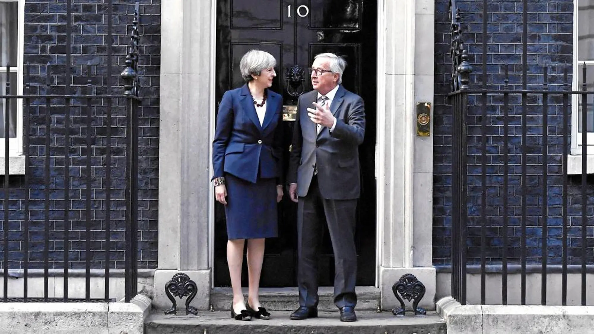 La primera ministra, Theresa May, junto al presidente de la Comisión Europea, Jean-Claude Juncker, ayer, en Downing Street